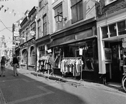856169 Gezicht op de winkelpanden Lijnmarkt 16 (rechts) -lager, met rechts modehuis Koket.